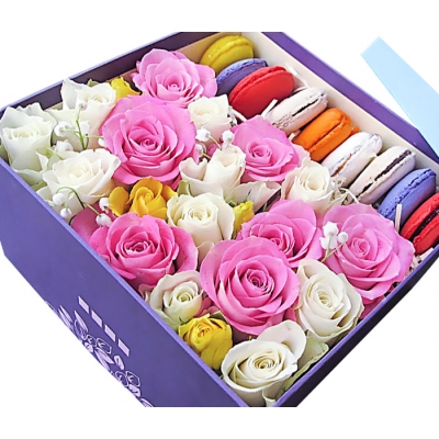 Розы в квадратной коробке с Macarons "Сюрприз"